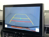 後方の見える安心をお届けするバックガイドモニター付:バックするときのアシストラインもあって楽々バック!車庫入れや縦列駐車をサポートし、苦手な駐車も安心です!今やもう手放せない装備ですネ♪