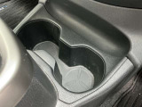 運転席と助手席の間にドリンクホルダーあります。
