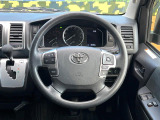 インテリアに合わせたデザインのステアリングは、運転される方のことも考え、運転しやすい形状、大きさです。是非一度、実際に触ってお確かめください。