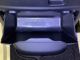 足元部分にはちょっとした小物を入れるのに便利な収納BOXもあります。