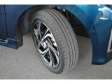 タイヤサイズは165/55R15です