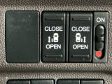 【両側パワースライドドア】両側がパワースライドドアになっており、運転席のスイッチやスマートキーでも開閉が可能です!開口部も広いので乗り降りも楽々♪