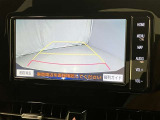車庫入れなど後進運転時に死角をモニターで確認ができて安全です♪ ステアリング操作の参考になるガイド線も表示しますので車庫入れがニガテな方も安心ですネ!