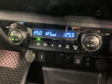 【オートエアコン】一度お好みの温度に設定すれば、車内の温度を検知し風量や温度を自動で調整。暑い&hellip;寒い&hellip;と何度もスイッチ操作をする必要はありません。快適な車内空間には必須の機能ですね♪