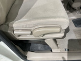 シートハイトアジャスターが付いているので運転姿勢を調整するのに便利ですね。身長に合ったシートポジションは安全運転や疲労軽減にもつながります。