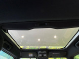 【ガラスルーフ】ガラスルーフ搭載で車内の解放感が一気にアップ!開放的なドライブをお楽しみいただけます。