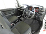 シンプルで使いやすいデザインの運転席です。