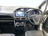 運転席周りのレイアウトをご覧ください。ナビゲーションが綺麗に装着されすっきり収まってますね!