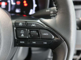 アダプティブクルーズコントロール機能付きです。走行中に先行車の様子を検知しながら、設定した車速の範囲内で先行車との距離のキープを支援します。詳細は販売店スタッフまでおたずねください。