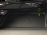 【ワイヤレス充電】車のワイヤレス充電は、スマートフォンを充電パッドに置くだけで簡単に充電できる便利な機能です。ケーブルが不要なので車内がすっきりし、運転中でも安全に使えます。