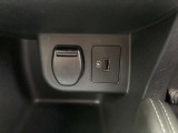 USBポート付きで携帯の充電などに便利。