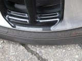タイヤサイズは、155/65R14です。