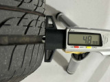 夏タイヤの残り溝は4.8mmです。スリップラインからは3.3mmとなっております。