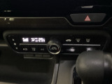 オートエアコンで、毎日のドライブを快適に。温度、風量を自動で調整し、理想的な車内環境を提供します。