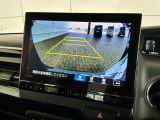 リバースギアに入れるだけで後方の表示へ切り替わります。夜間や雨の日の駐車も楽になりますよ。