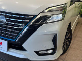 【LEDヘッドライト】悪天候や夜間走行時も良好な視界を確保し安心して運転できる高輝度LEDヘッドライトを装備!点灯速度が早く、消費電力も抑えられています。