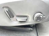 【メモリー機能付きパワーシート】ドライバーごとに設定したシート位置を記憶して、ボタン一つで切り替えできる便利な機能!運転する方が複数名いらっしゃるご家庭におすすめです。
