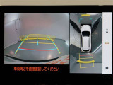 パノラミックビューモニター付きです。車両を上から見たような映像をモニター画面に表示。運転席からの目視では見にくい、車両周辺の状況をリアルタイムでしっかり確認できます。