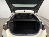 荷室のプライバシーを守るパーセルカバーが付いており、お車を離れる時も安心していただけます。