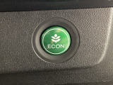 エンジンやエアコンなどクルマ全体の動きを燃費優先で自動制御するECONモード。空調など快適性を優先したいときは、スイッチ1つでOFFにすることも可能です。