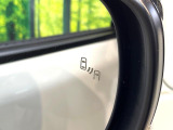 【ブラインドスポットモニター】走行中、ドアミラーの死角になりやすい箇所に後続車が接近するとサイドミラー付近に警告を表示、ドライバーに注意喚起をしてくれます。