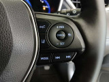 ステアリングには運転中でも簡単に操作できる各種スイッチついてます