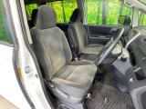 運転席まわりには十分なスペースがあり、大柄な方でもゆったり運転していただける環境です。