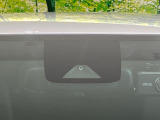 【セーフティセンス】前方の車両等を検知し、衝突しそうな時は警報で注意を促し、ブレーキを踏む力をサポート。ブレーキを踏めなかった場合は衝突被害軽減ブレーキが作動、衝突回避をサポートします。