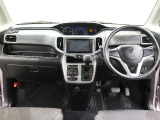 操作性に優れた運転席となります!小物入れや各ボタンの配置にこだわり、使いやすいです!座り心地もよく視認性も良好なのでロングドライブもお任せ下さい!