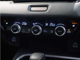 【オートエアコン】温度を設定すれば自動で快適な車内温度を保ちます。エアコン内部の高性能脱臭フィルターで車内のアレルゲンや花粉を除去。