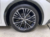 純正のアルミホイール装着。タイヤサイズは195/50R19