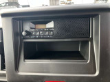 スピーカー内臓のAMFMラジオがついています。