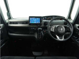 ◆インテリアパネル◆視界広々で非常に運転しやすくロングドライブでも疲れを感じさせないすっきりとまとまったインパネ周りです。
