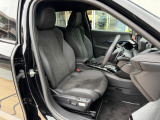 シートはアルカンタラ&テップレザー仕様です。ホールド感のあるフロントシートは長時間の運転でも疲労感を感じさせず、腰への負担も軽減させます
