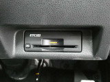 純正ETC2.0付 料金所もスムーズに通れ、割引料金の適用もあります。ビルトインできれいに収まっており、見た目もスマートです。