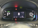 一目で今出ている速度が分かるデジタルメーターを採用しており、うっかりのスピード超過も減りますよ