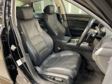 運転席は電動シート付です。細かな動きでドライバーに合わせたポジションを設定できます。