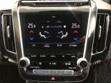 左右独立温度コントロールフルオートエアコンです。運転席、助手席それぞれで独立して温度設定ができます。冷え性の方が乗っても安心ですね♪