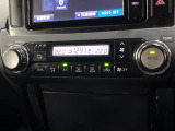 【左右独立型フルオートエアコン】運転席と助手席でそれぞれお好みの温度に設定可能。同乗者にも配慮した、快適な空調をお届け致します。