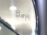 【ブラインドスポットモニター】走行中、ドアミラーの死角になりやすい箇所に後続車が接近するとサイドミラー付近に警告を表示、ドライバーに注意喚起をしてくれます。