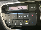 【オートエアコン】一度お好みの温度に設定すれば、車内の温度を検知し風量や温度を自動で調整。暑い&hellip;寒い&hellip;と何度もスイッチ操作をする必要はありません。快適な車内空間には必須の機能ですね♪