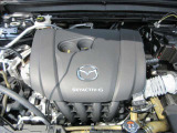 24Vマイルドハイブリッドで爽快な走りを実現する「e-SKYACTIV-G 2.0」。高効率エンジンと電動化技術の組み合わせにより、燃費性能とアイドリングストップ機能をさらに向上させました。