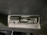 ハンドルの右下にETCがついています。高速道路の料金所の通過も楽々です。 カードの取り出しもしやすい場所についています。