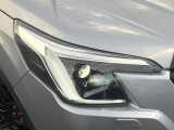 【LEDヘッドライト】悪天候や夜間走行時も良好な視界を確保し安心して運転できる高輝度LEDヘッドライトを装備!点灯速度が早く、消費電力も抑えられています。