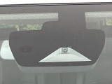 【三菱e-Assist】走行中に前方の車両等を認識し、衝突しそうな時は警報とブレーキで衝突回避と被害軽減をアシスト。より安全にドライブをお楽しみいただけます。