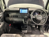 使いやすいレイアウトのダッシュボード周辺です。オートエアコンや小物入れなど嬉しい装備が満載です。