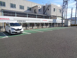 【お客様駐車場】敷地内に10台分のお客様駐車場を準備しております。ご来店の際はスタッフがご誘導させて頂きます。緑色の駐車スペースをご利用ください。