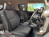 運転席まわりには十分なスペースがあり、大柄な方でもゆったり運転していただける環境です。