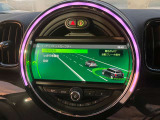 デイライトリングの丸い形は、よりMINIらしさを強調してくれます。LEDヘッドライトで夜も安心して運転できます。