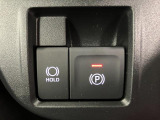 【電動パーキングブレーキ+オートブレーキホールド機能】 指先だけで簡単に操作が可能なパーキングブレーキ、スイッチを押すとブレーキペダルから足を離してもブレーキを保持できるオートブレーキホールド搭載。
